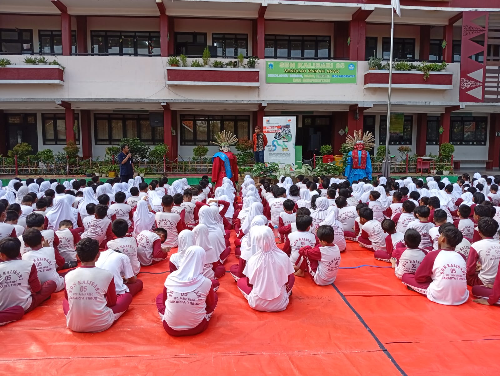 Wisata LiterAsyik Ke SDN Kalisari 05